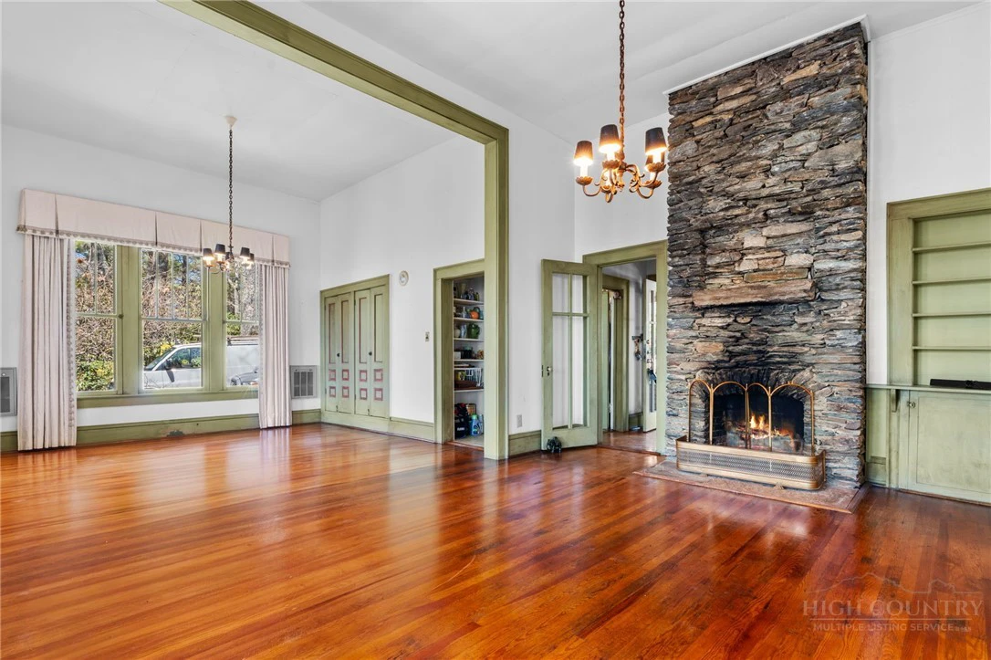 Image number 1 for the current listing
