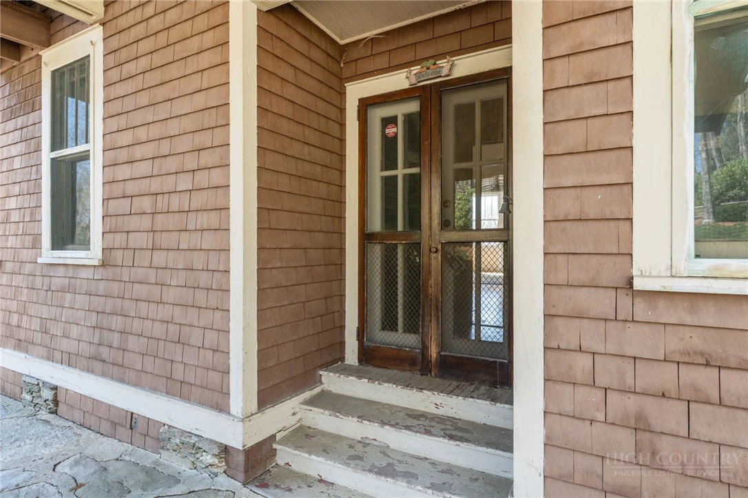 Image number 18 for the current listing
