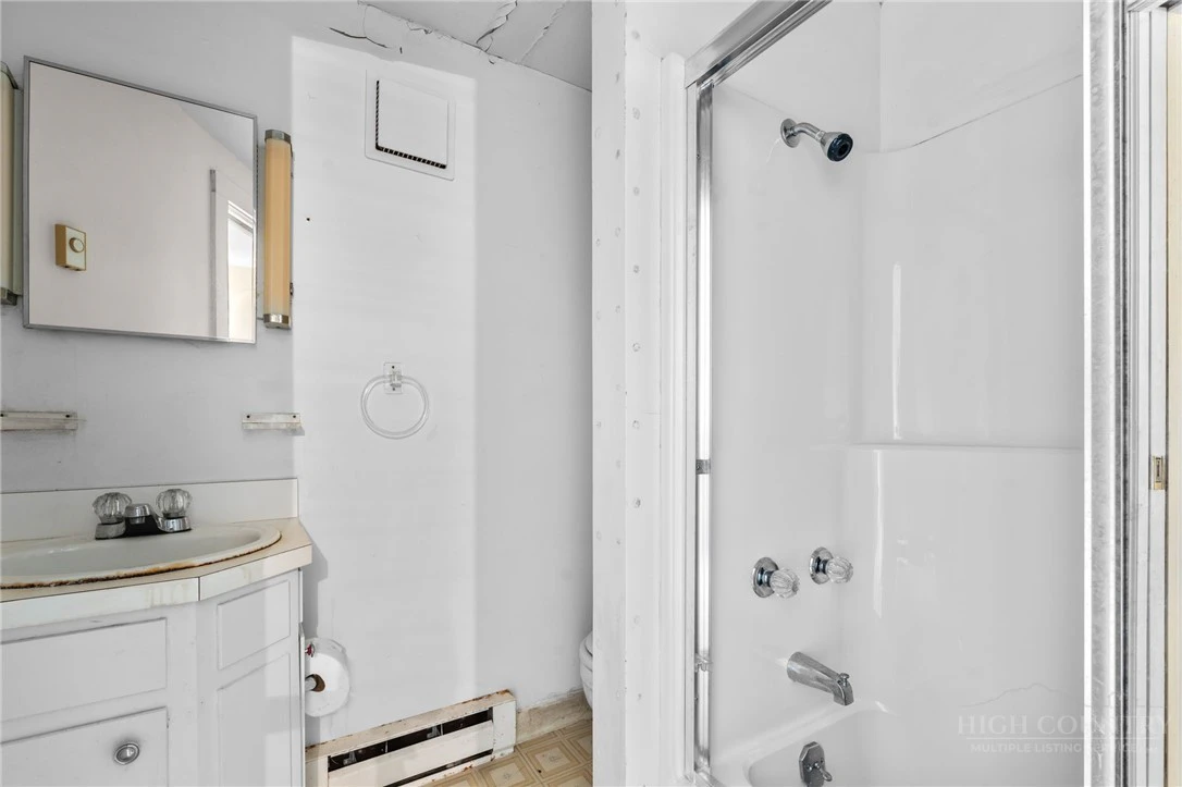 Image number 13 for the current listing