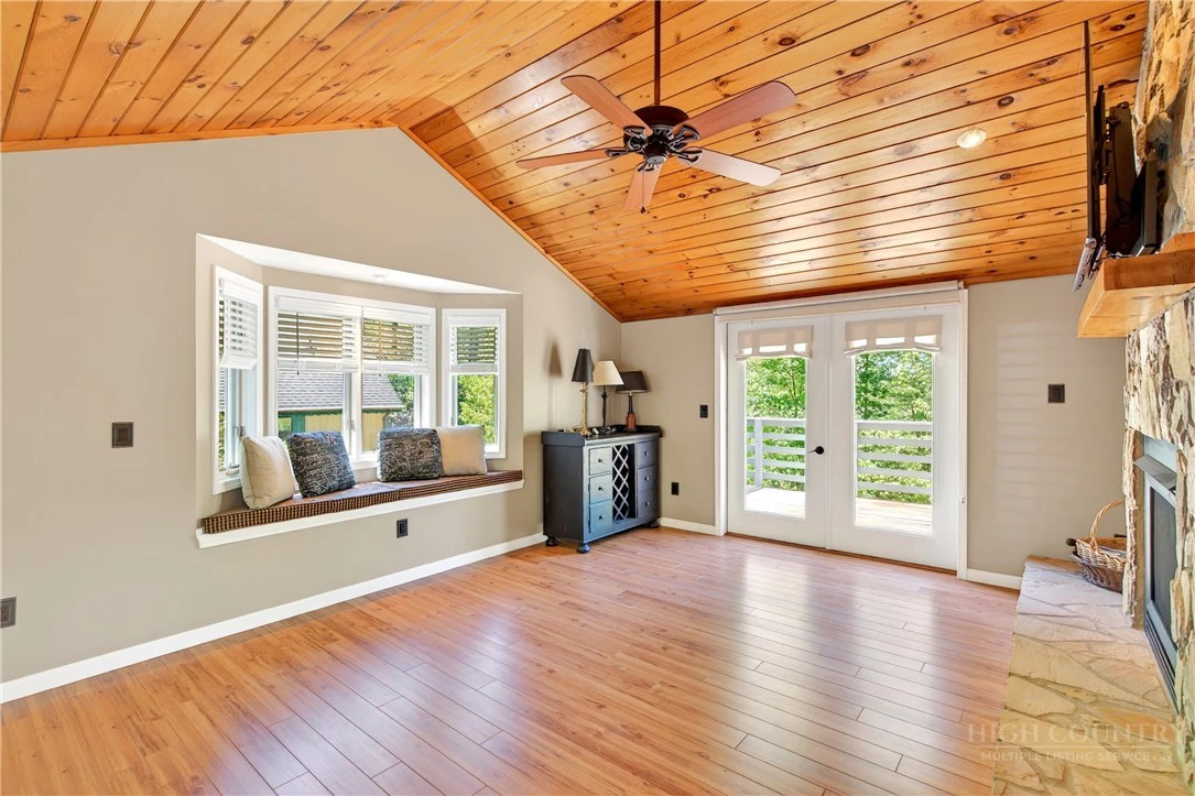 Image number 9 for the current listing