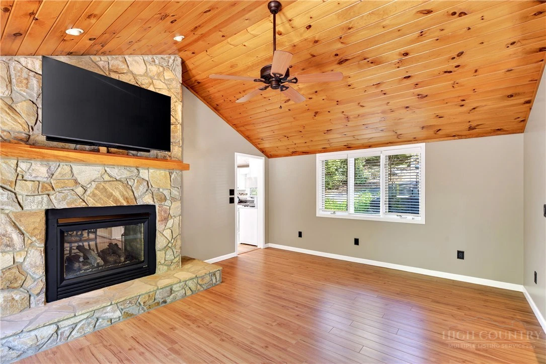 Image number 11 for the current listing