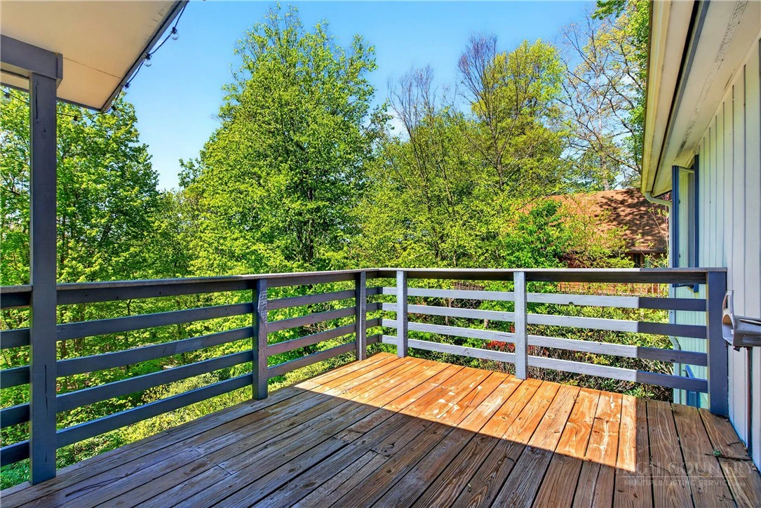 Image number 14 for the current listing