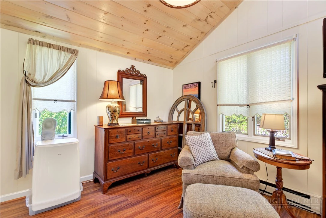 Image number 19 for the current listing