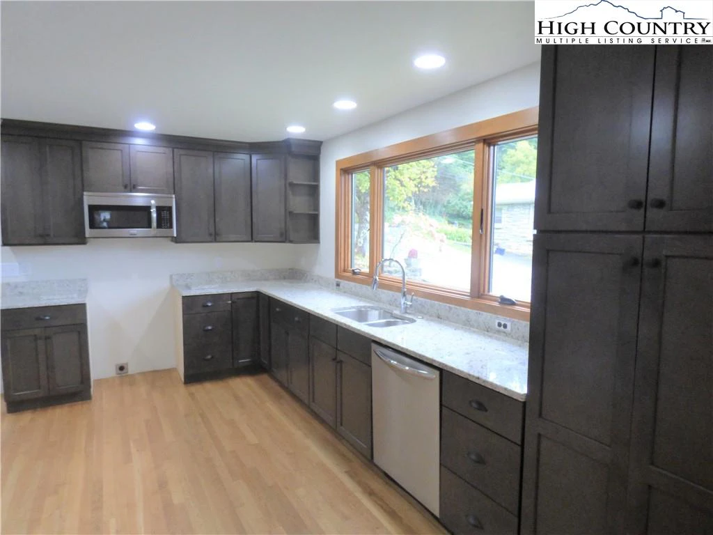 Image number 15 for the current listing