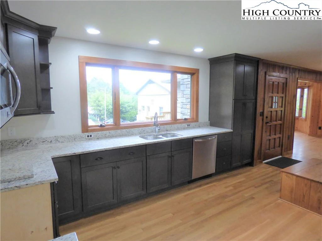 Image number 14 for the current listing