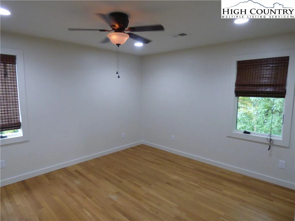 Image number 12 for the current listing