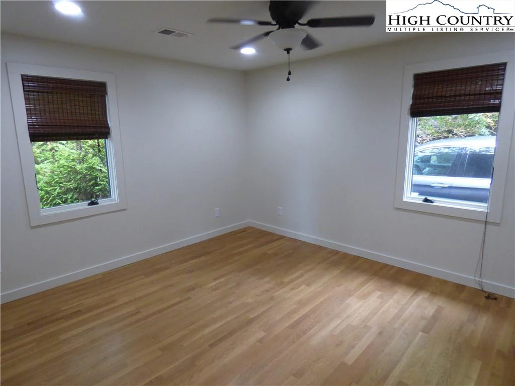 Image number 11 for the current listing
