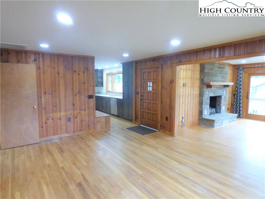 Image number 21 for the current listing