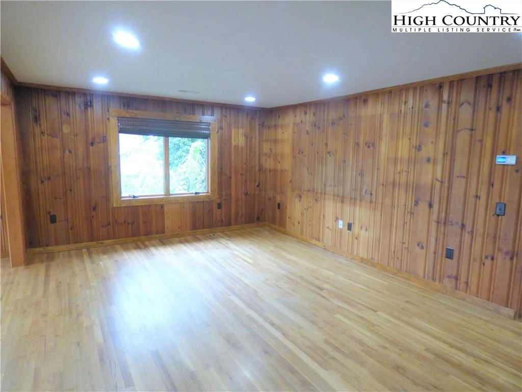 Image number 20 for the current listing