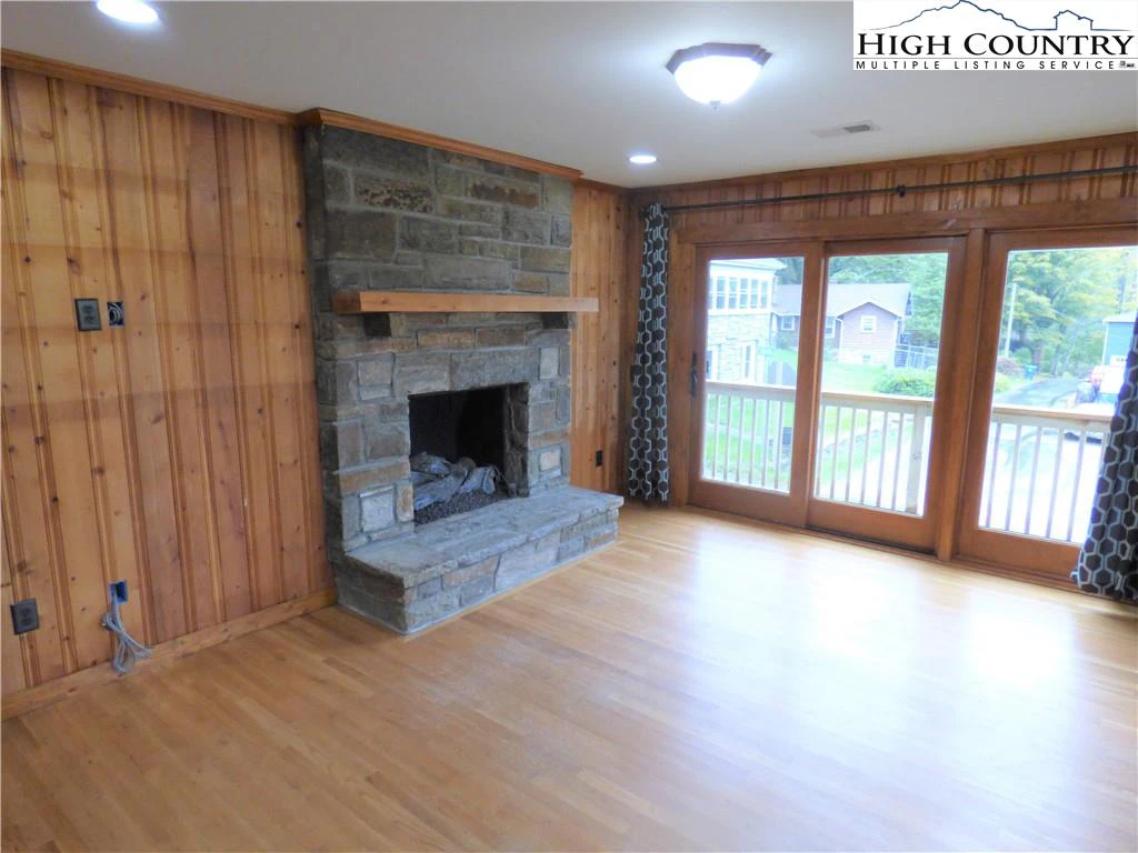 Image number 19 for the current listing