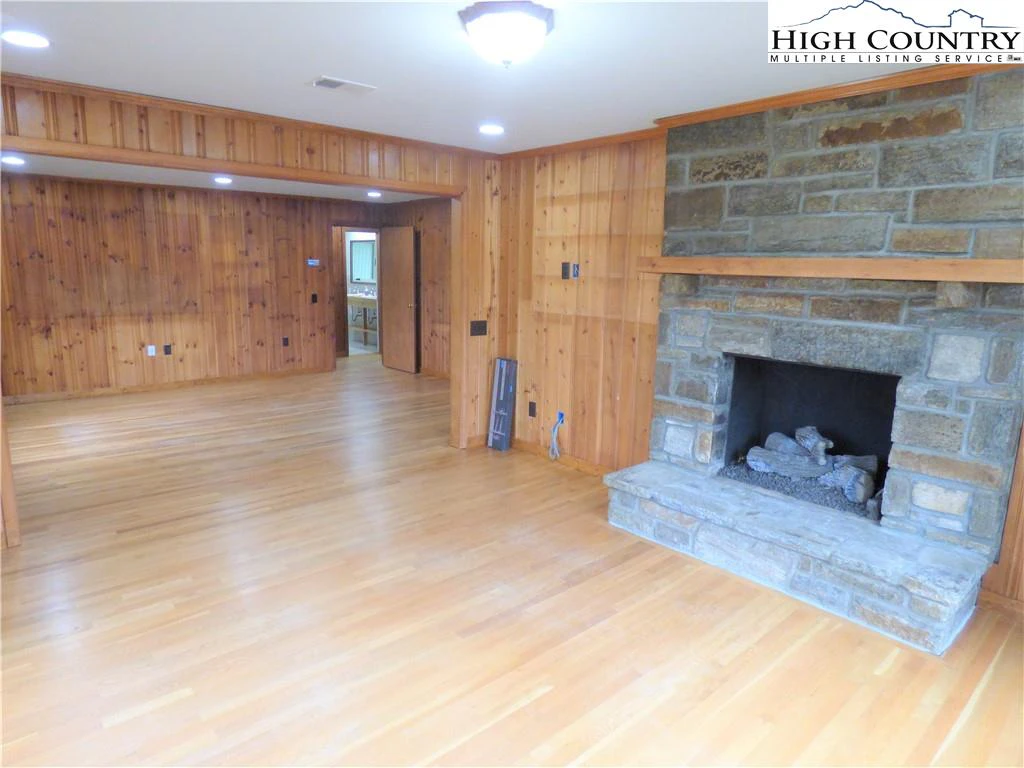 Image number 18 for the current listing