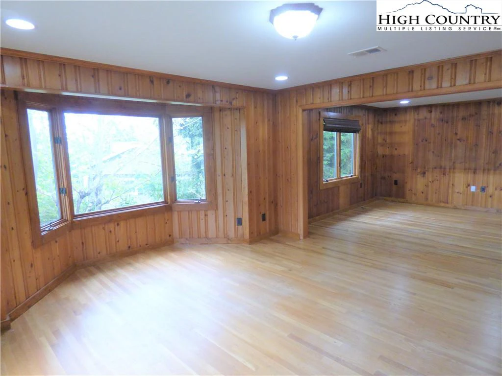 Image number 17 for the current listing