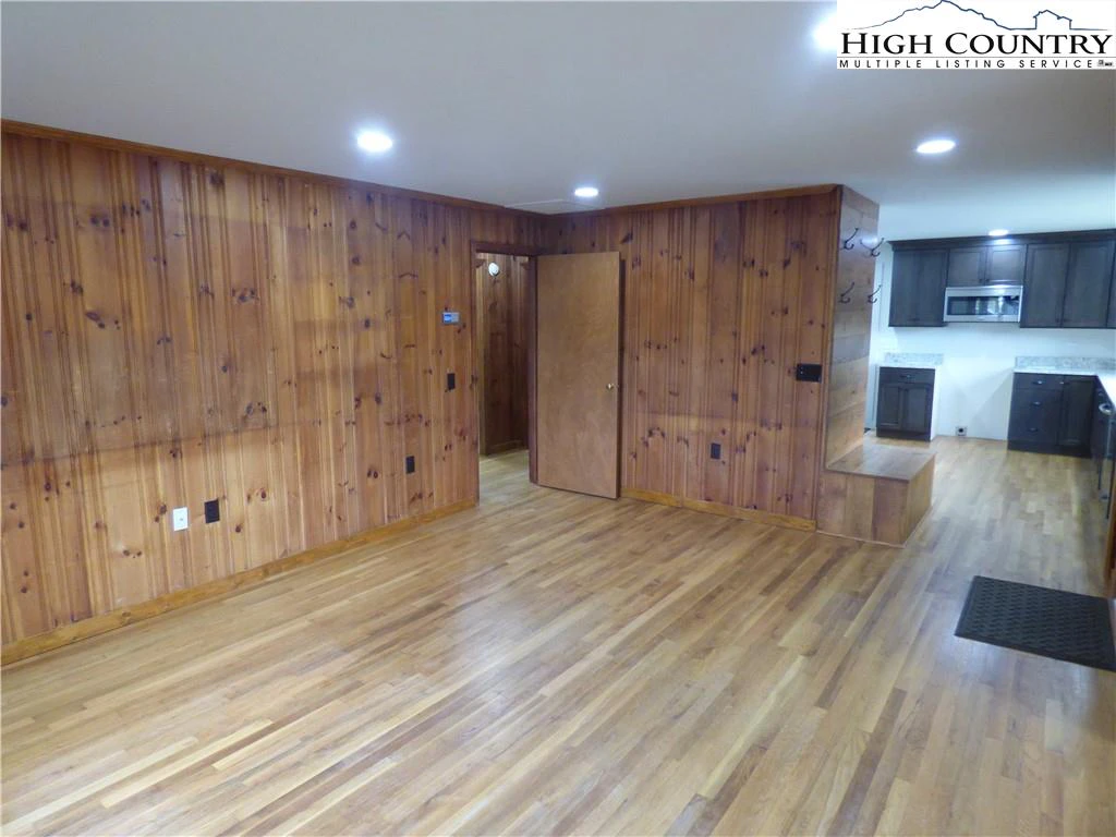 Image number 16 for the current listing