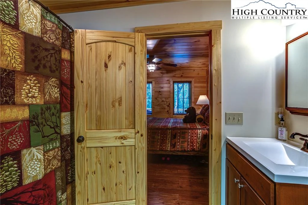 Image number 8 for the current listing