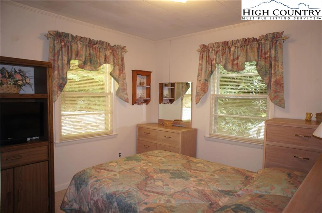 Image number 3 for the current listing