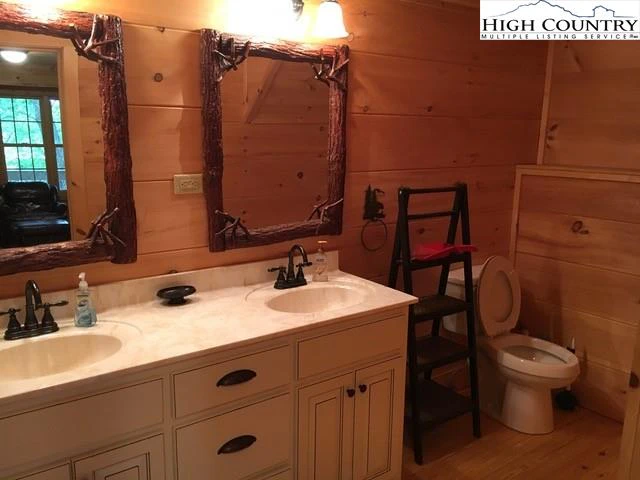 Image number 2 for the current listing