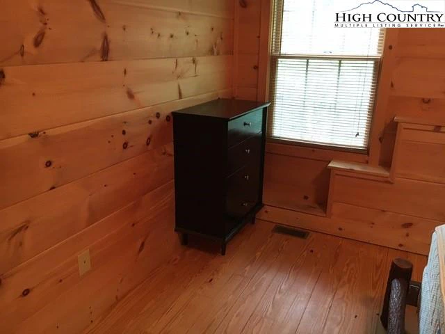 Image number 9 for the current listing