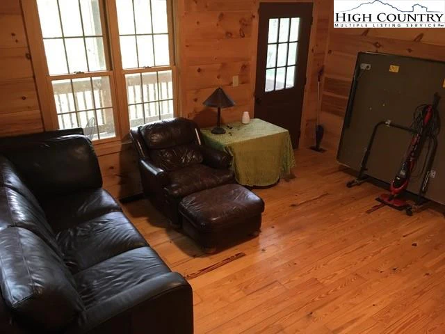 Image number 21 for the current listing