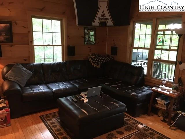 Image number 19 for the current listing