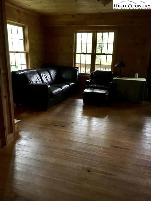 Image number 18 for the current listing