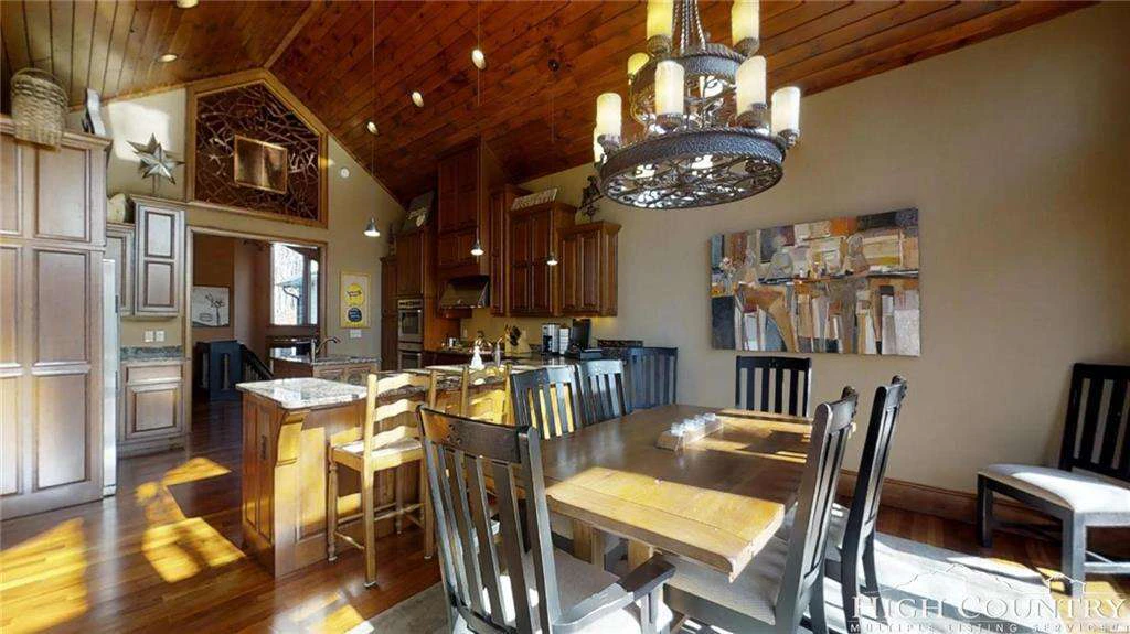 Image number 21 for the current listing
