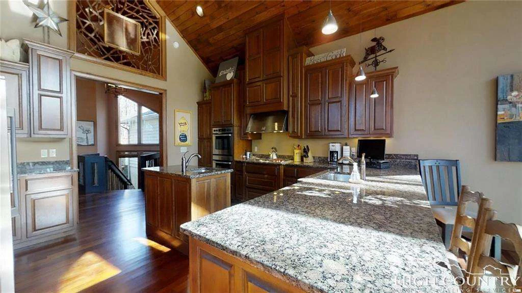 Image number 19 for the current listing