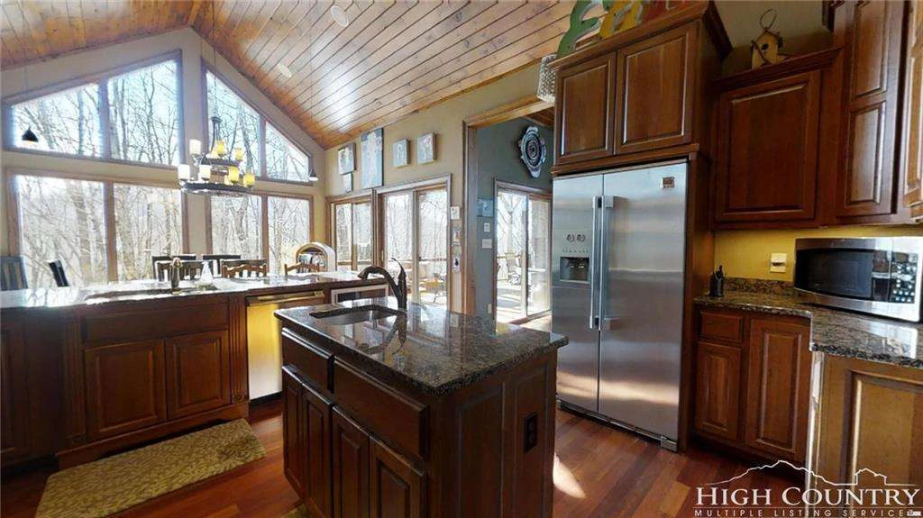 Image number 18 for the current listing