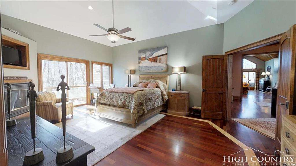 Image number 4 for the current listing