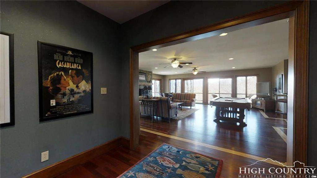 Image number 8 for the current listing
