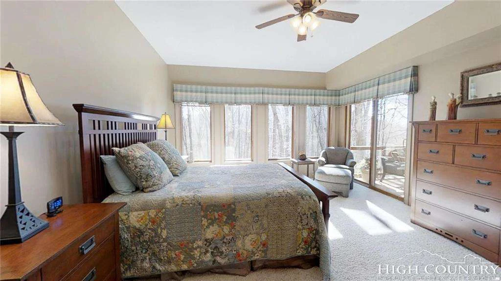 Image number 11 for the current listing