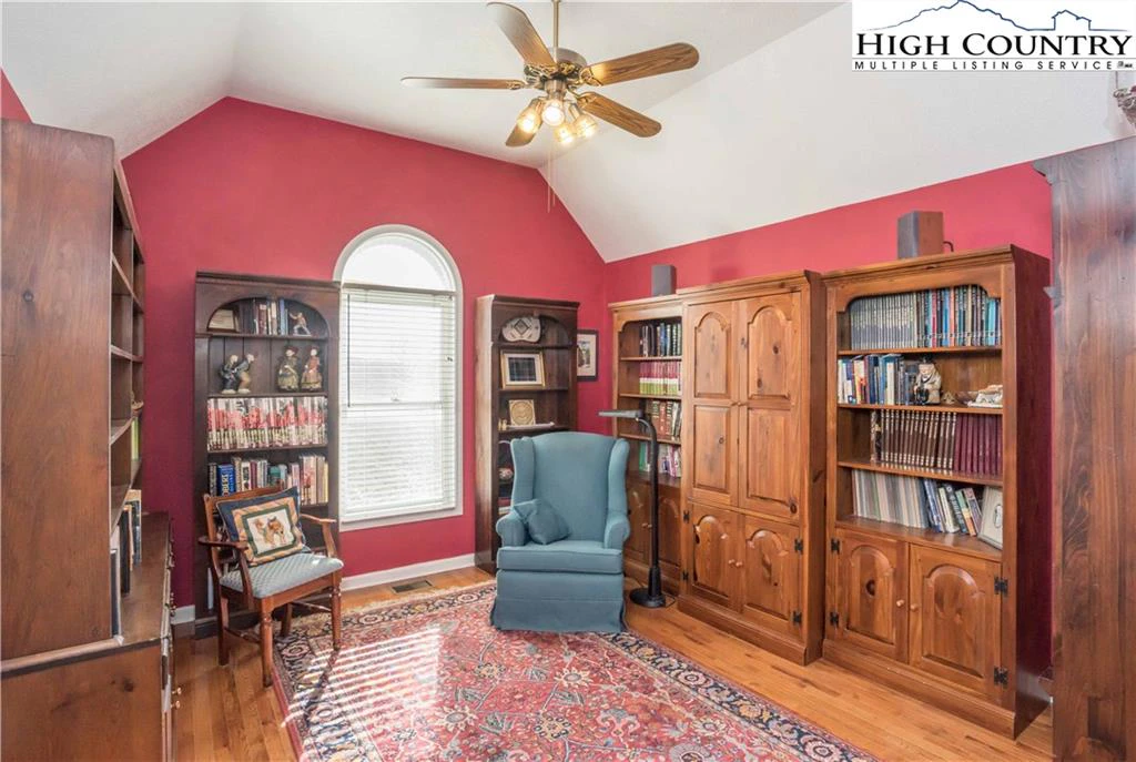 Image number 19 for the current listing