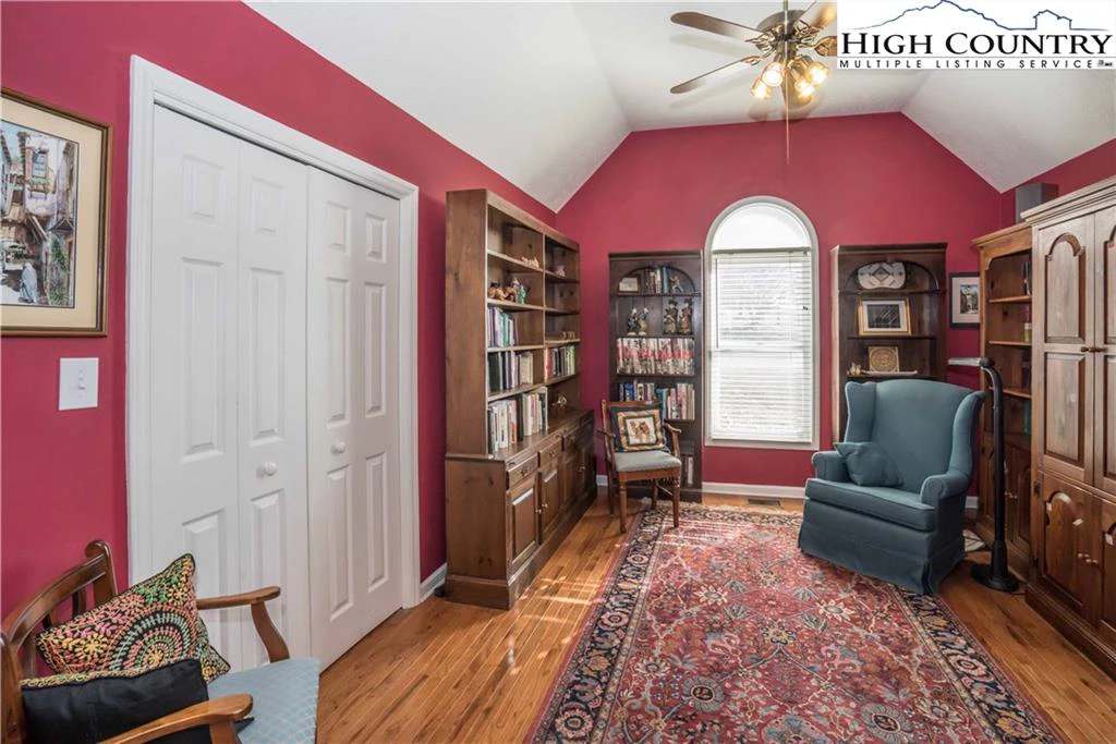 Image number 18 for the current listing