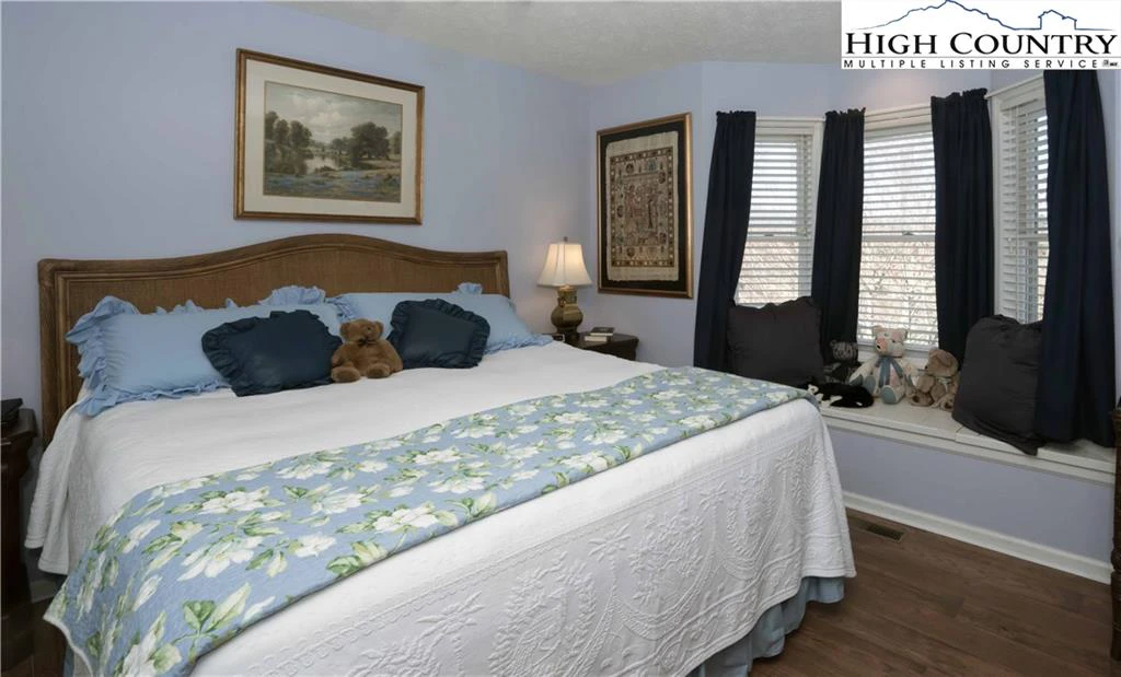 Image number 3 for the current listing