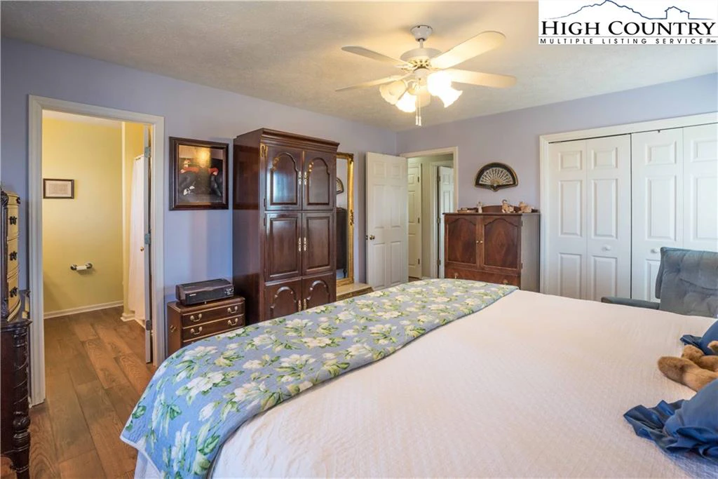 Image number 4 for the current listing