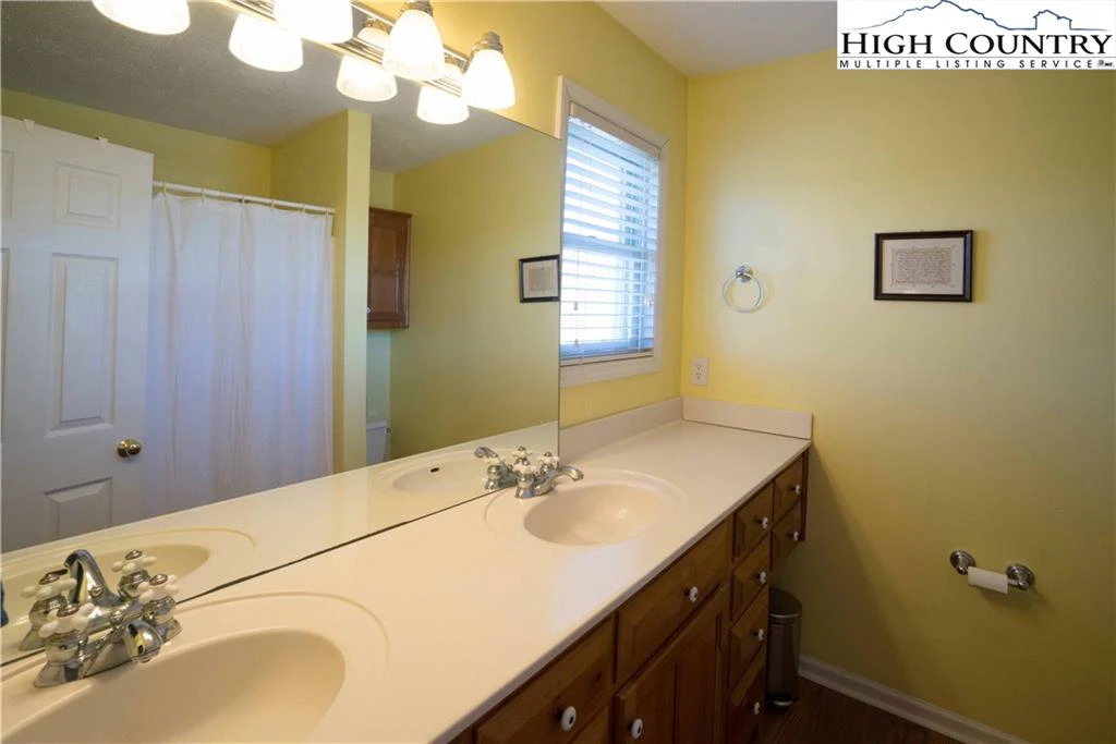 Image number 5 for the current listing