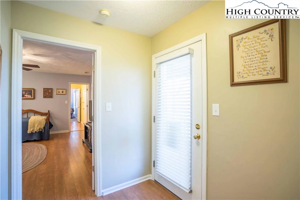 Image number 9 for the current listing