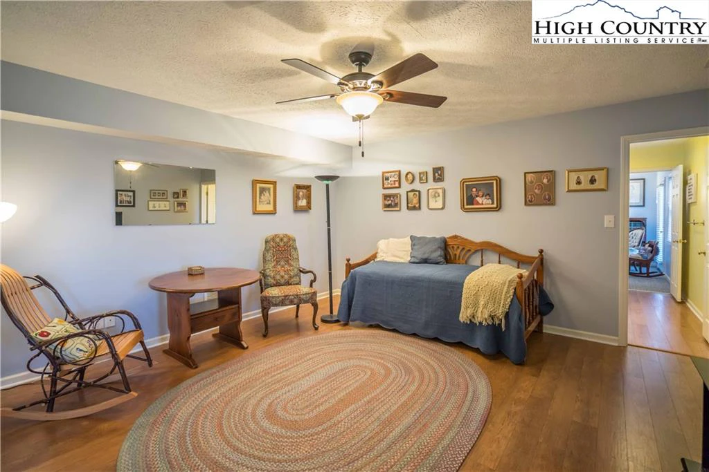 Image number 2 for the current listing