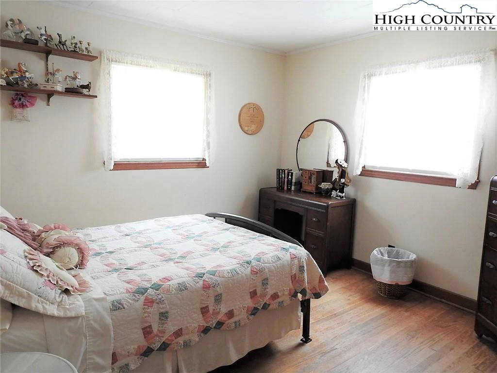 Image number 11 for the current listing