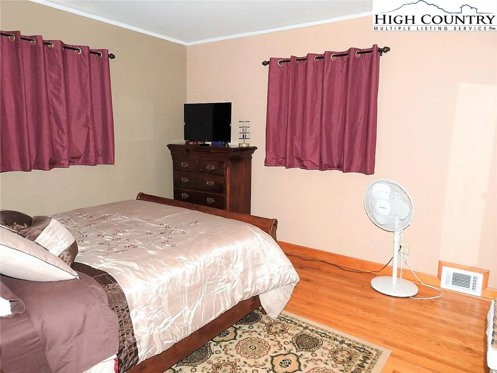 Image number 13 for the current listing