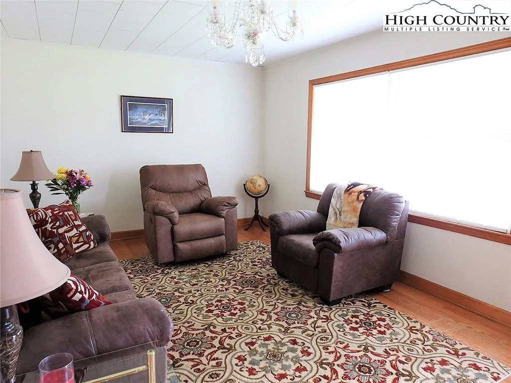 Image number 9 for the current listing