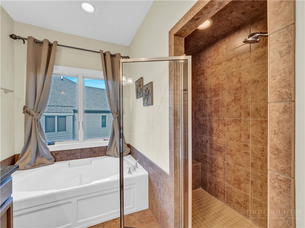 Image number 4 for the current listing