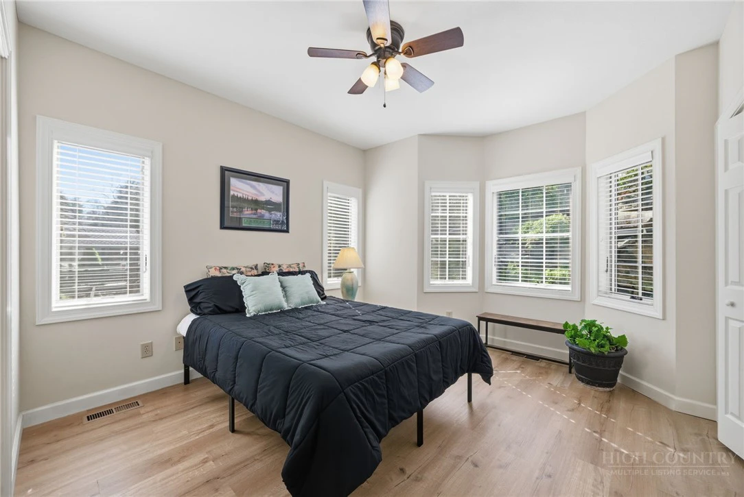 Image number 5 for the current listing