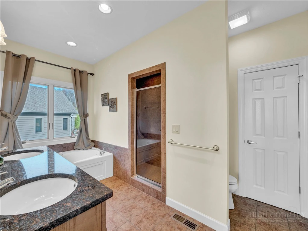 Image number 14 for the current listing