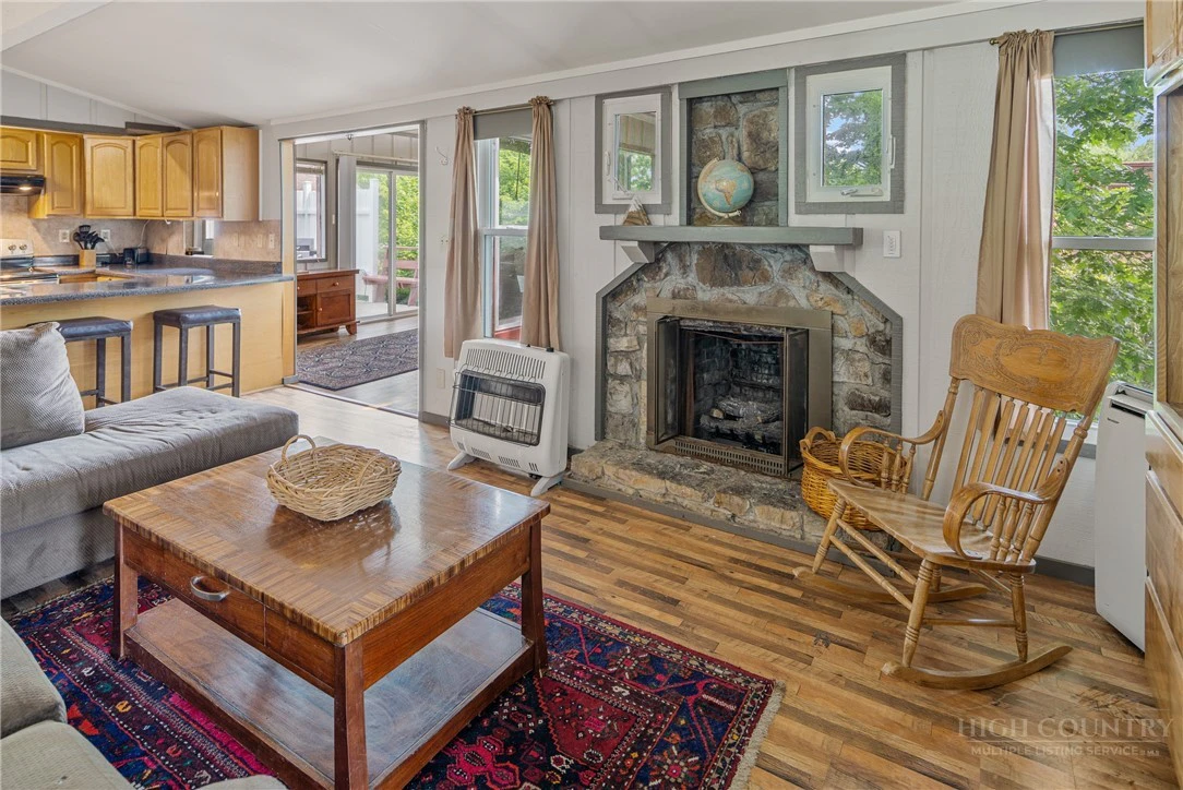 Image number 4 for the current listing