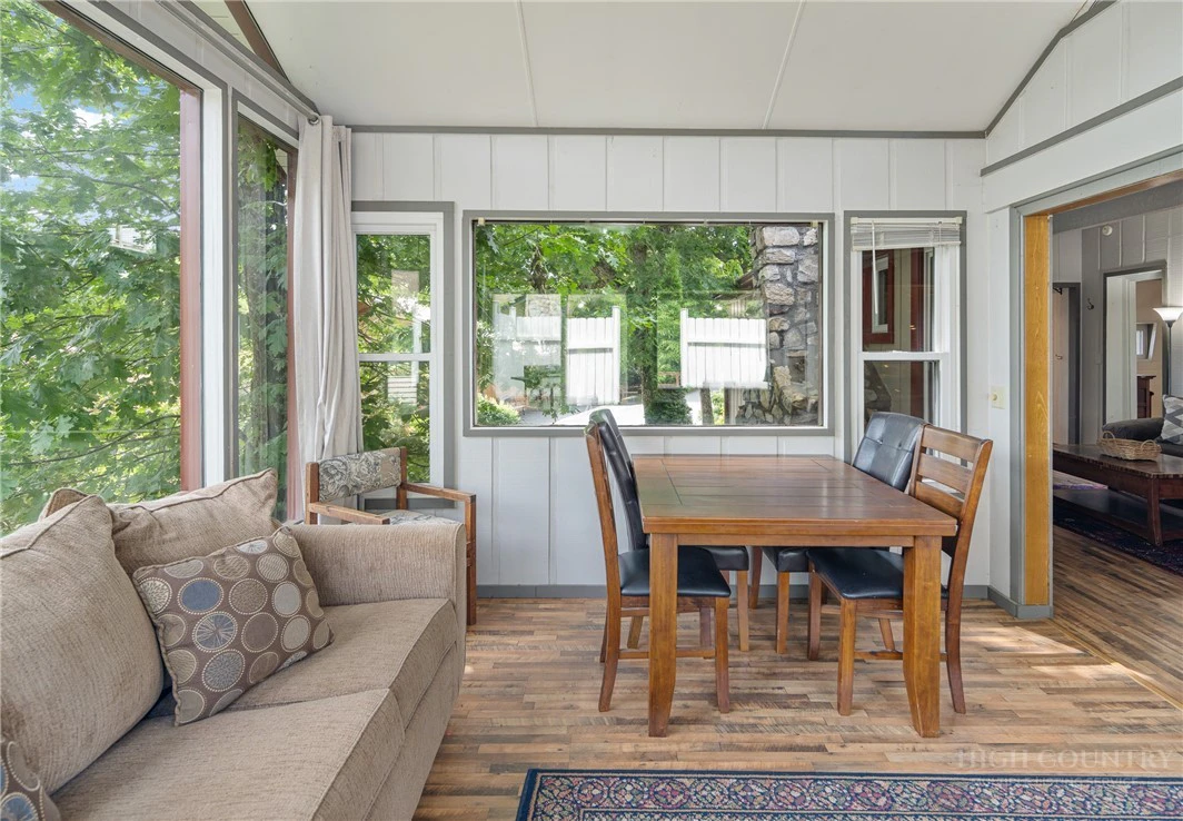 Image number 7 for the current listing