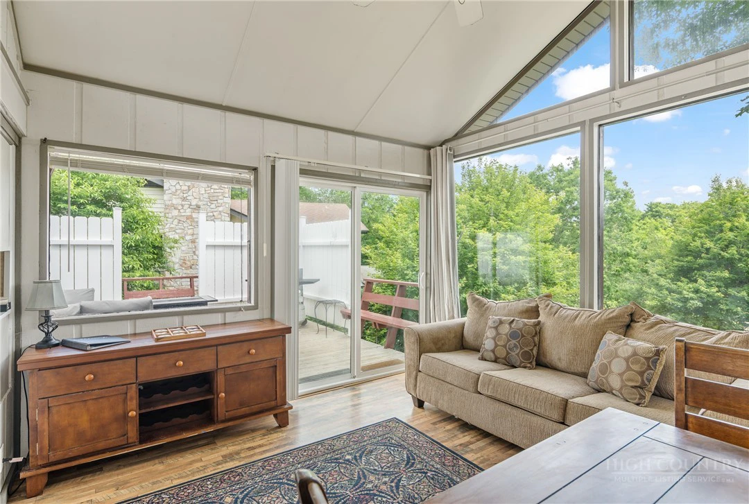 Image number 8 for the current listing