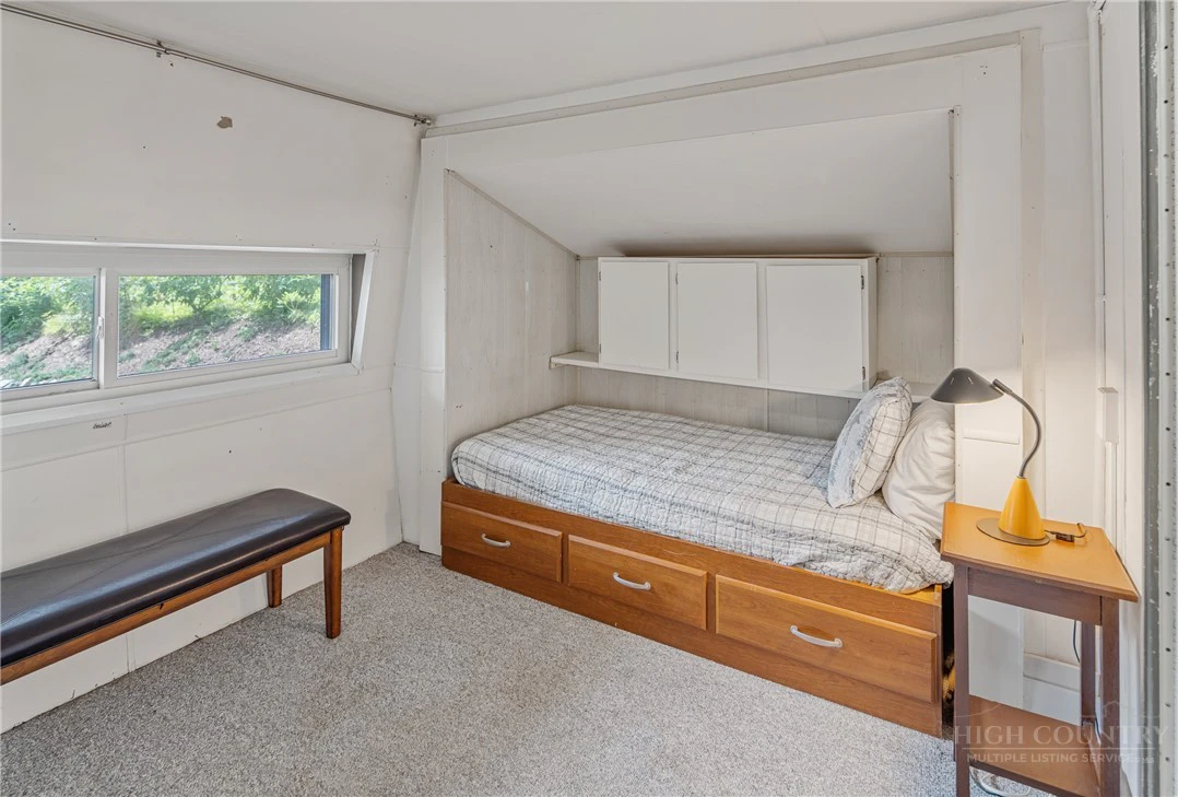Image number 15 for the current listing