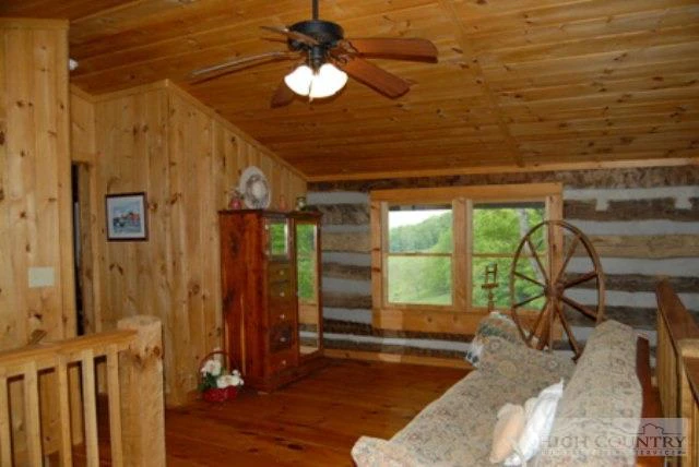 Image number 4 for the current listing