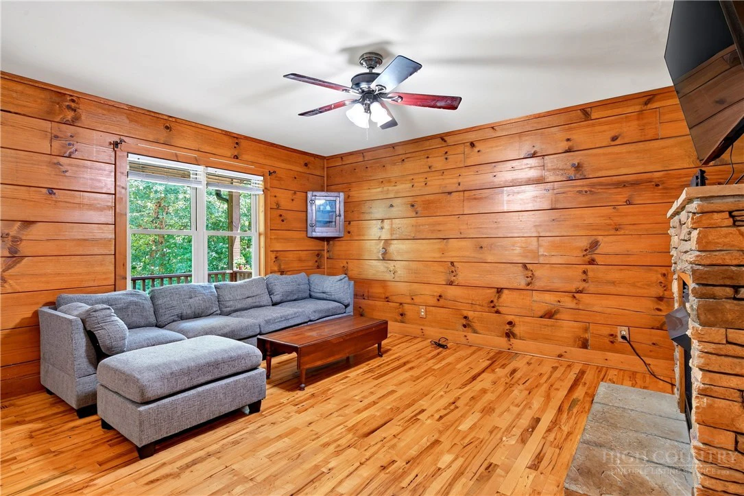 Image number 9 for the current listing