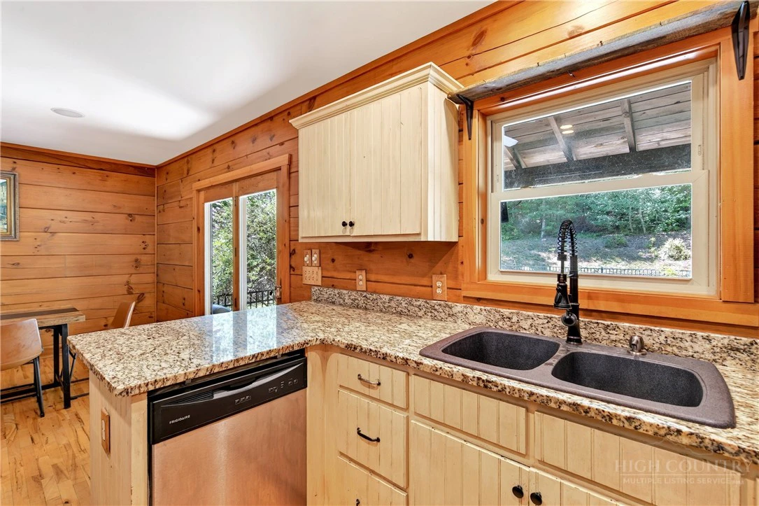 Image number 15 for the current listing